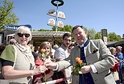 Bürgermeister Josef Schmid verteilte Blumen zum Auftakt (©Foto: Ingrid Grossmann)